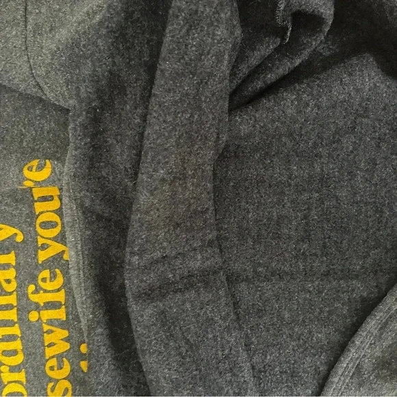 3/4 sleeve “this is no ordinary housewife” sweatshirt size L/XL - Picture 13 of 13